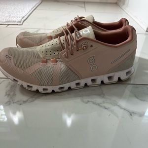 Neutral color OnCloud women’s size 8.5